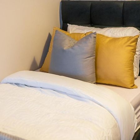 Lovely 4-Sleeper Apartment In Central Slough With Free Parking Dış mekan fotoğraf
