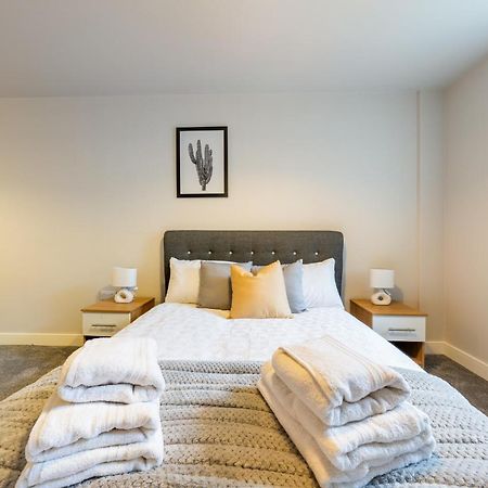 Lovely 4-Sleeper Apartment In Central Slough With Free Parking Dış mekan fotoğraf