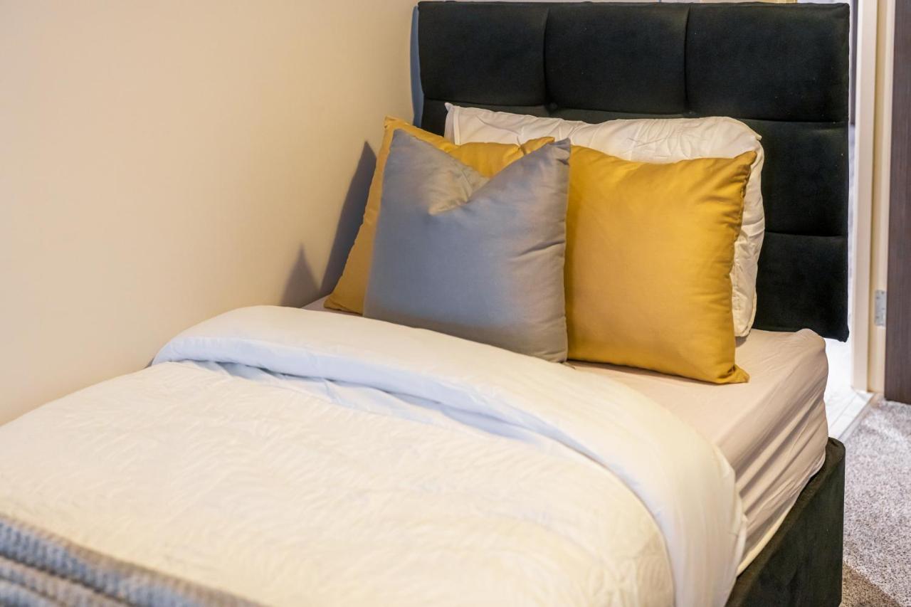 Lovely 4-Sleeper Apartment In Central Slough With Free Parking Dış mekan fotoğraf