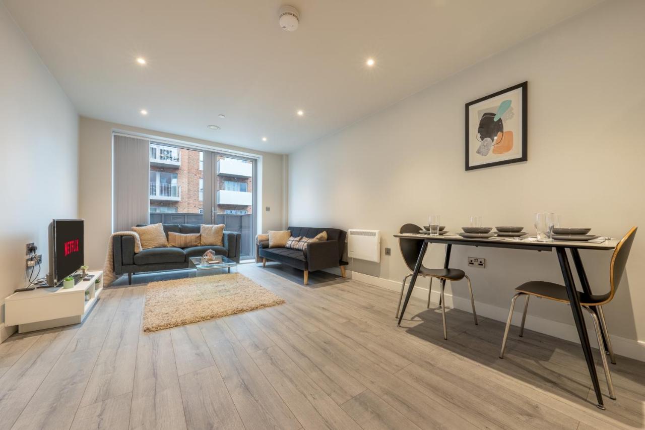 Lovely 4-Sleeper Apartment In Central Slough With Free Parking Dış mekan fotoğraf