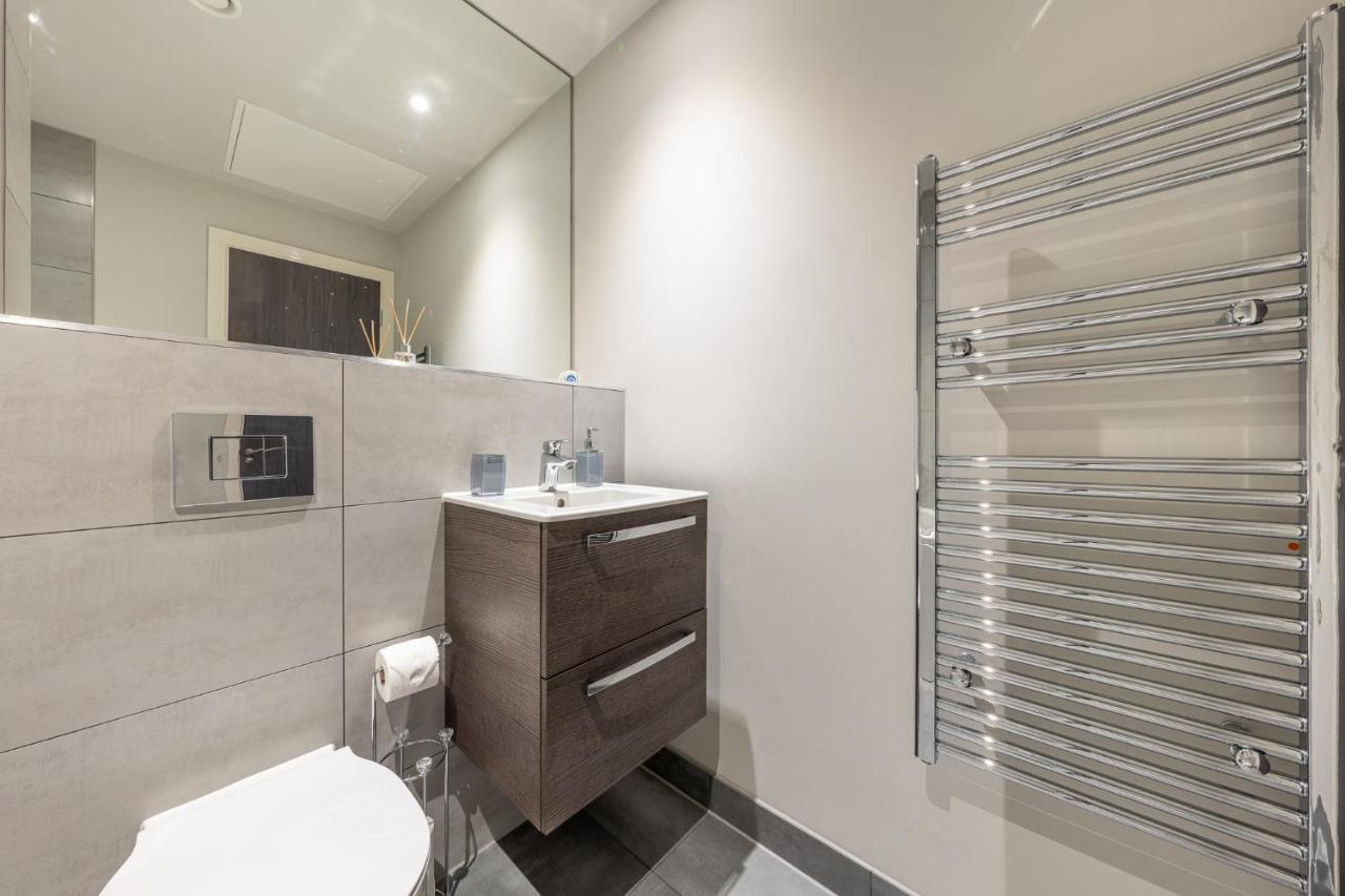 Lovely 4-Sleeper Apartment In Central Slough With Free Parking Dış mekan fotoğraf