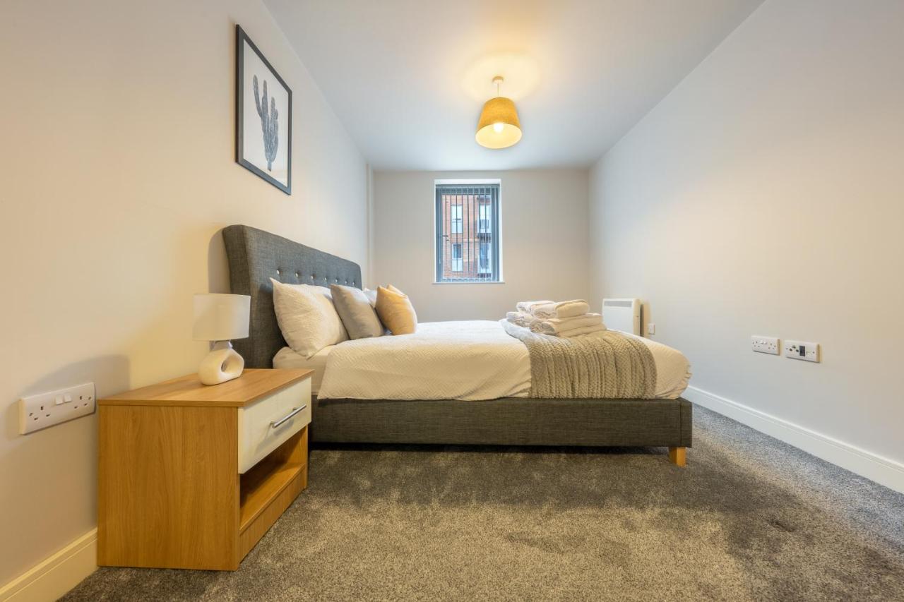 Lovely 4-Sleeper Apartment In Central Slough With Free Parking Dış mekan fotoğraf