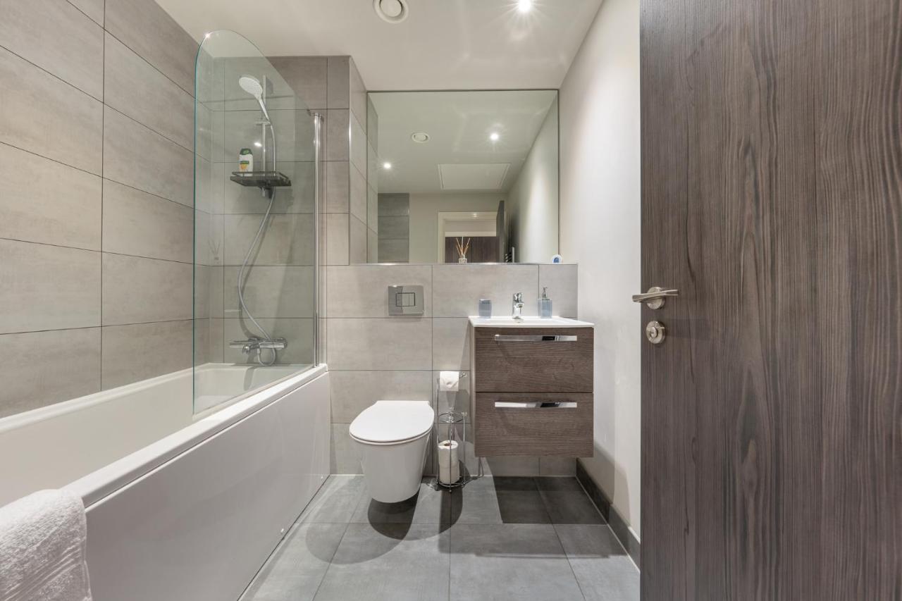 Lovely 4-Sleeper Apartment In Central Slough With Free Parking Dış mekan fotoğraf