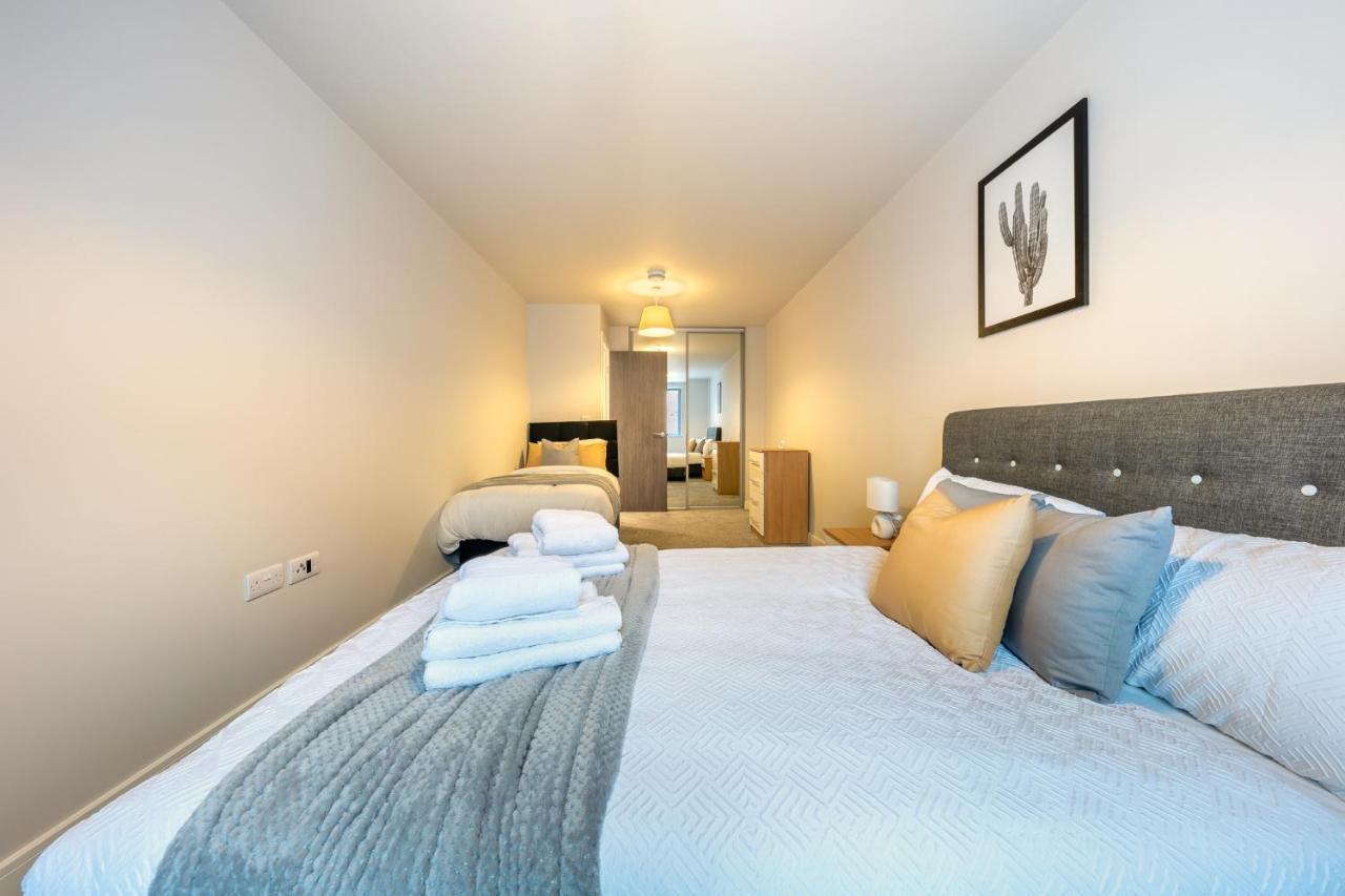 Lovely 4-Sleeper Apartment In Central Slough With Free Parking Dış mekan fotoğraf