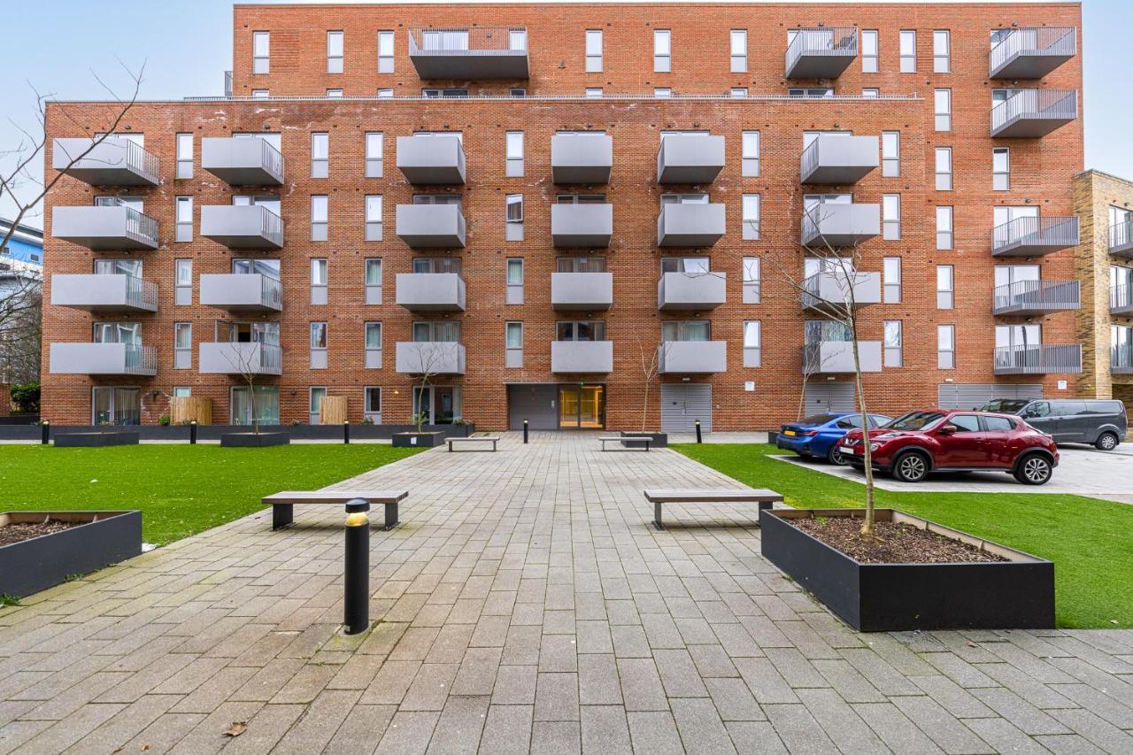 Lovely 4-Sleeper Apartment In Central Slough With Free Parking Dış mekan fotoğraf
