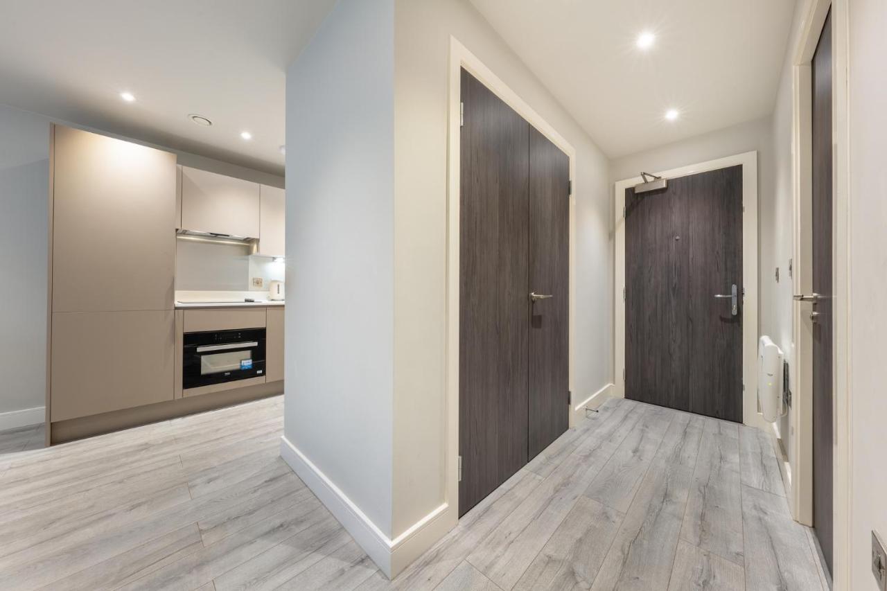 Lovely 4-Sleeper Apartment In Central Slough With Free Parking Dış mekan fotoğraf