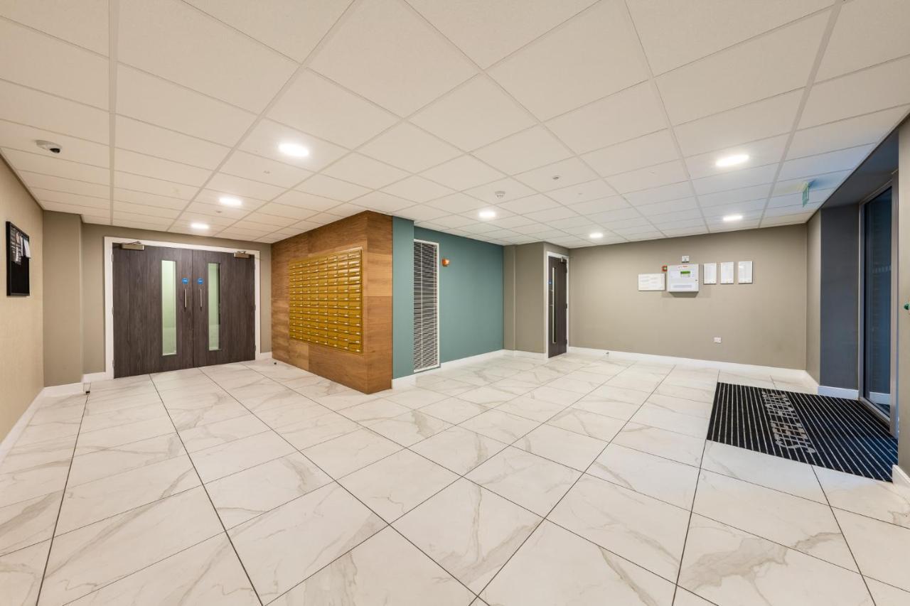 Lovely 4-Sleeper Apartment In Central Slough With Free Parking Dış mekan fotoğraf
